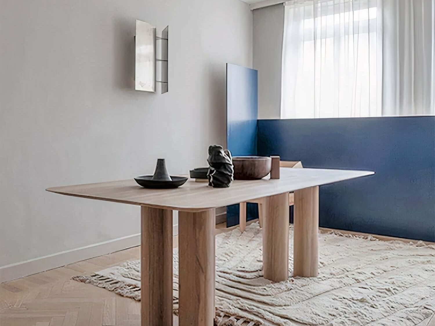 Hugo dining table