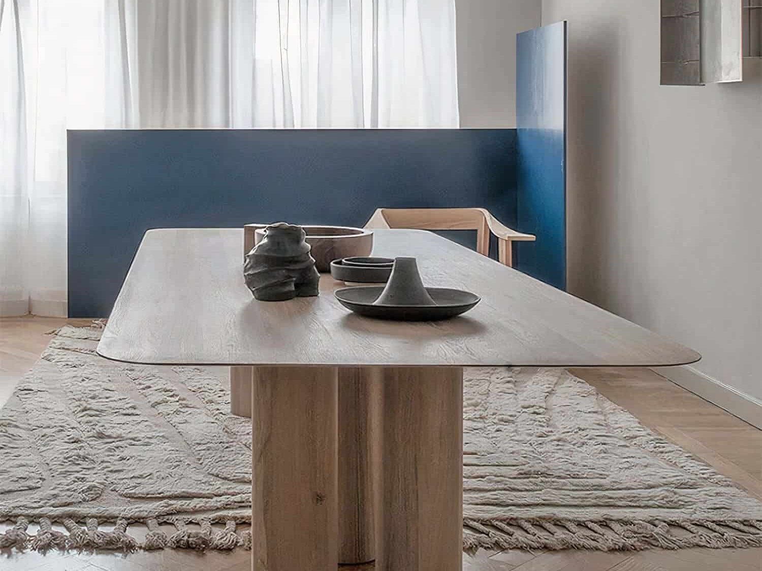 Hugo dining table with a