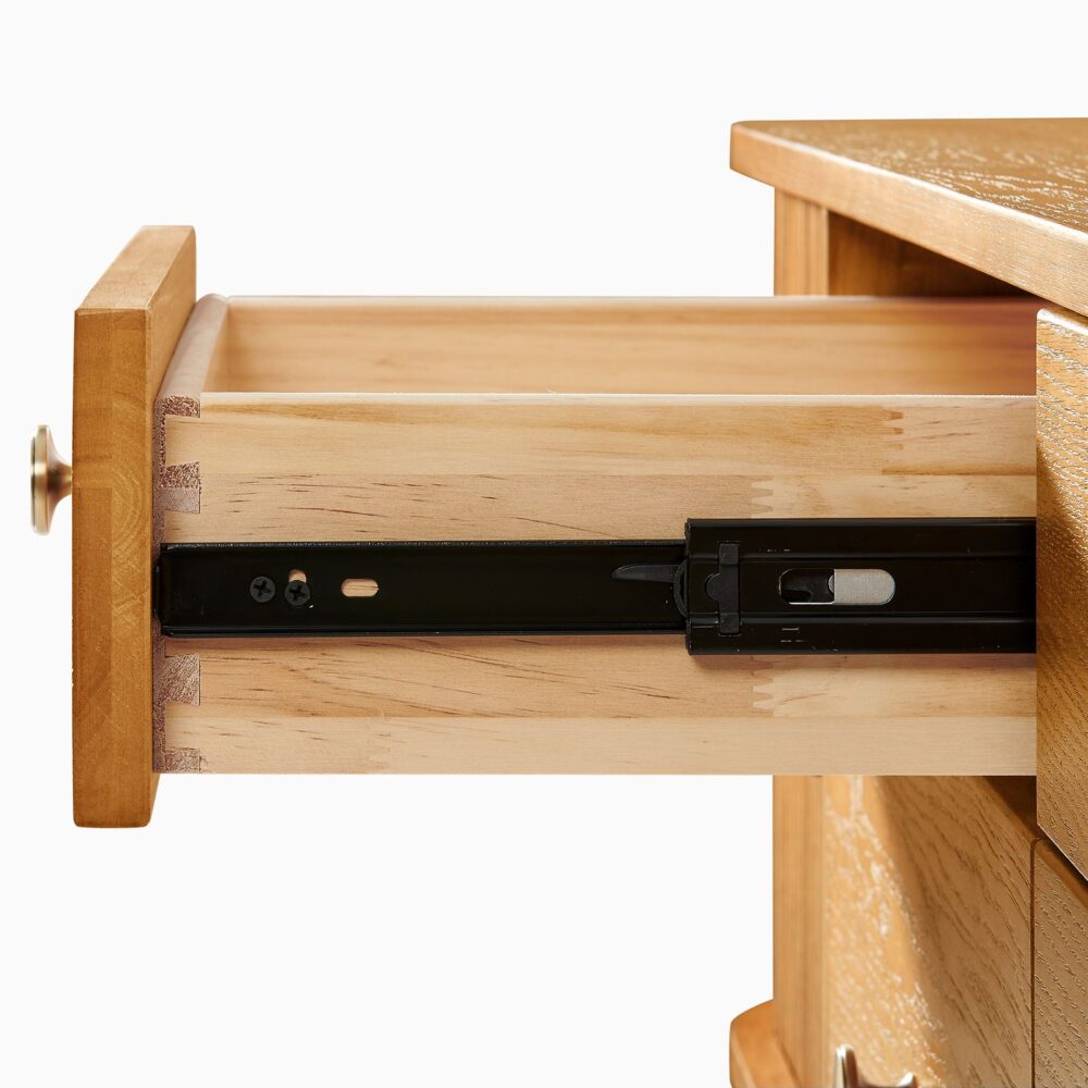 4F67658B-D515-942F-CB08-AD24CC29CFFC-1 Tristan Ash Media Console