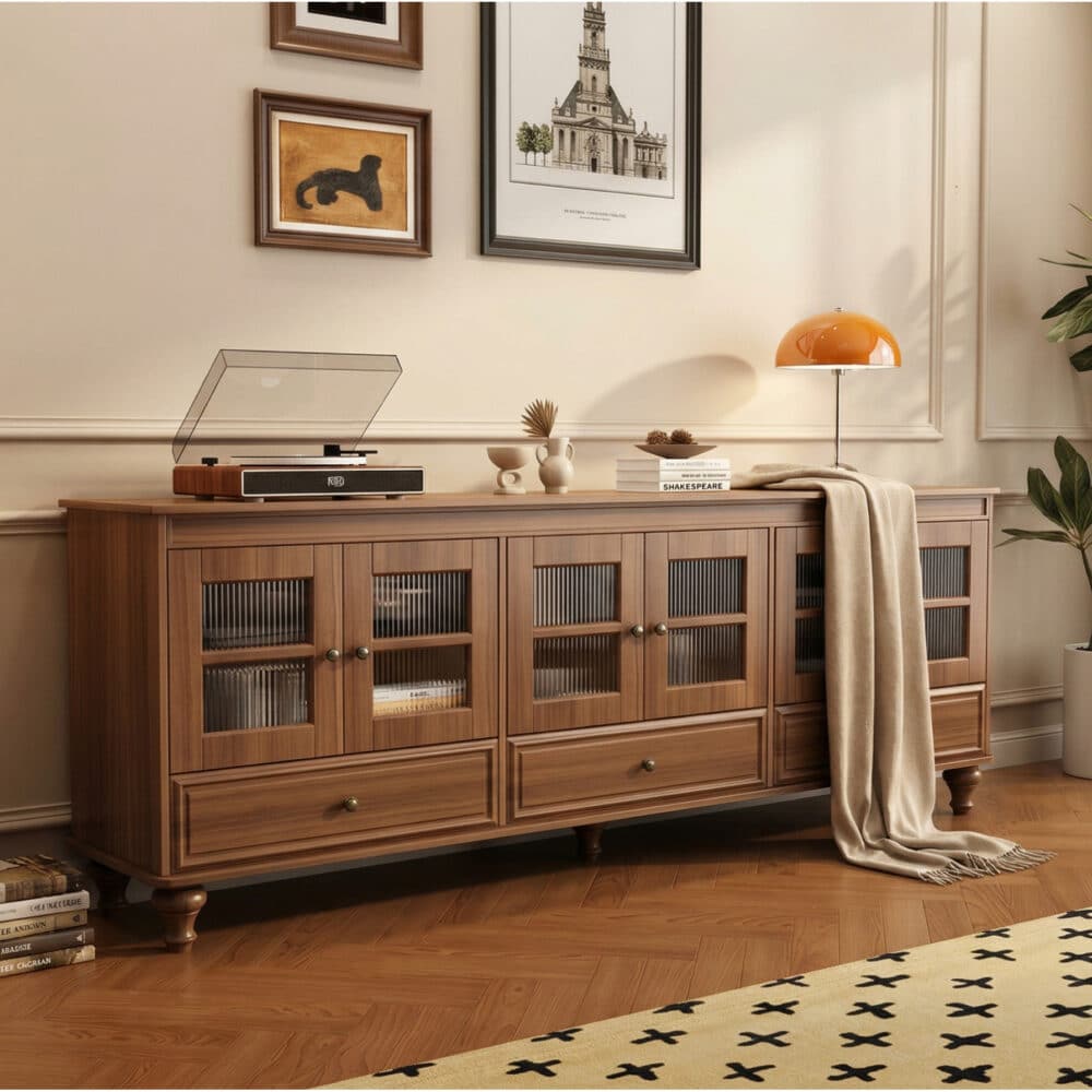Mid-Century Modern Wood Media Cabinet Featuring Fluted Glass Doors and Deep Drawers 商品主图 scene